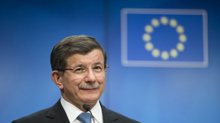 Приемането на турските условия за увеличение на миграцията създава опасен прецедент в преговорите с тази страна. ЕС се оказа заложник на Турция, а Ердоган и Давутоглу могат само да потрият доволно ръце