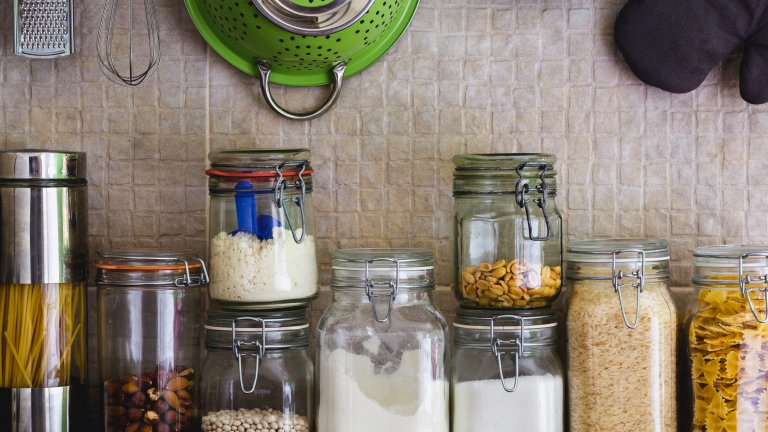 "Остъклете" кухнята сиИма два основни аргумента в полза на това да смените всякакъв вид кутии и пластмаса със стъкло - първо, доста по-екологично е. Второ, бурканите и стъклените шишета не са скъп и недостъпен съд за съхранение, а наистина изглеждат добре върху кухненския рафт. Да не говорим, че е далеч по-лесно да виждаш съдържанието, отколкото да трябва да го отбелязваш на всяка кутия или да отваряш, за да провериш какво точно беше сложил вътре. Хубавото е също така, че природата си знае работата и дори няма нужда да мислите повече за естетиката - цветовете на пастата или ядките са съвършени сами по себе си и ви освобождават от мисълта за това какво точно да сложите в кухнята, за да добавите още нюанси в нея.