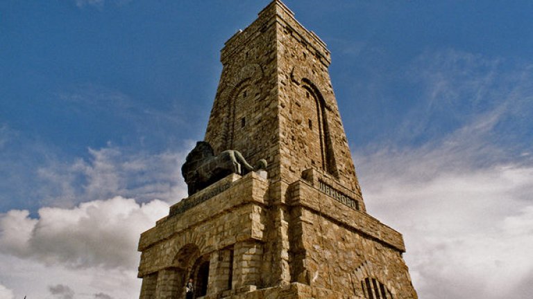 Доброто време и желанието на хората да посрещнат националния празник при Паметника на свободата доведоха до претоварване на трафика към върха