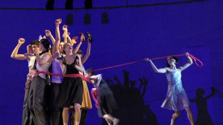 В състояние ли е човек да се справи сам със себе си, когато той загуби своя Бог. Това бе моят основен въпрос, тъй като Ницше заявява: „Но този Бог умря за вас!".