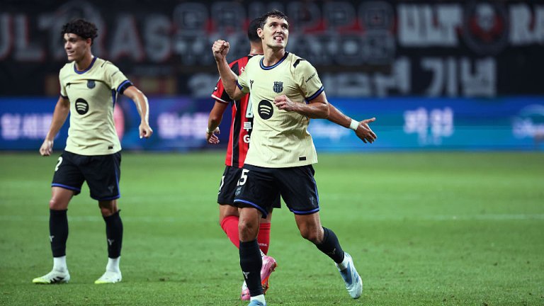 Кристенсен гледа към изхода на "Камп Ноу"