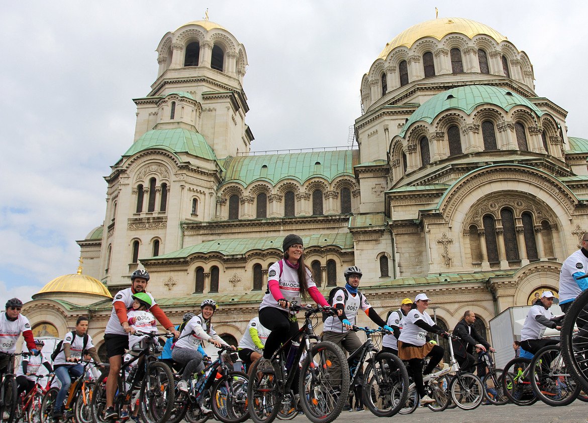 Над 400 любители на велосипедите организираха шествие в София по случай началото на сезона. Стартът бе даден на храм-паметника "Св. Александър Невски", а крайната цел бе да се стигне до Южния парк.