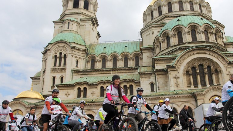 Над 400 любители на велосипедите организираха шествие в София по случай началото на сезона. Стартът бе даден на храм-паметника "Св. Александър Невски", а крайната цел бе да се стигне до Южния парк.