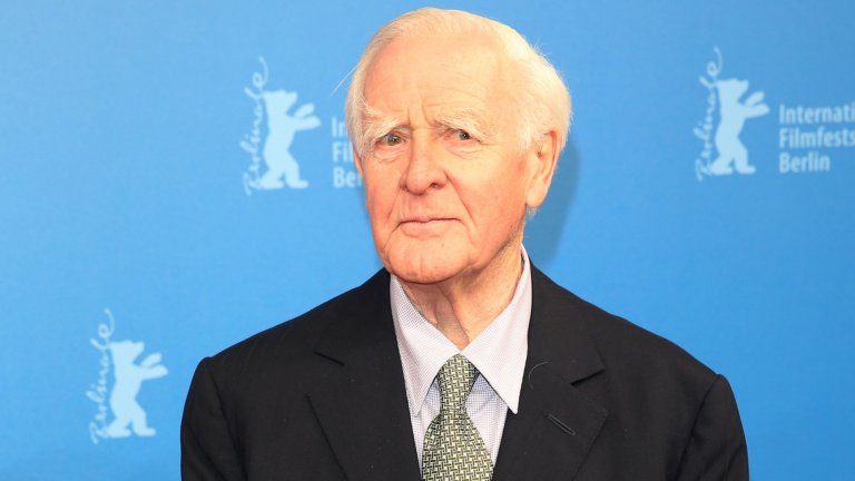 Джон Льо Каре 
Джон Льо Каре е пример за перфектно подготвеният шпионин. Характерът на родения през 1931 г.  Дейвид Корнуел е кален в трудно детство, а познанията му са шлифовани в Берн и Оксфорд. Корнуел говори два езика и е преподавател в колежа "Итън" в продължение на две години, а междувременно е вербуван от службите и бива запознат с широка палитра от шпионски дейности в разгара на Студената война. Безскрупулните практики и директният му опит с горчивата реалност на разузнавача в съчетание с проницателния му прочит на историите, с които се сблъсква в архивите на британското посолство в Бон, се оказват плодотворна почва за знаменита литературна дейност. 
Тя започва през 1962 г. и разцъфтява, след като разузнавачът Корнуел е разкрит и напуска службите, но на сцената в пълния си блясък излиза Джон льо Каре - автор на "Шпионинът, който дойде от студа", "Дама, поп, асо, шпионин", "Вечният градинар", "Най-търсеният човек" и други 21 успешни романа. Льо Каре вероятно е и единственият чистокръвен британски джентълмен, който е отказвал орден от кралицата.