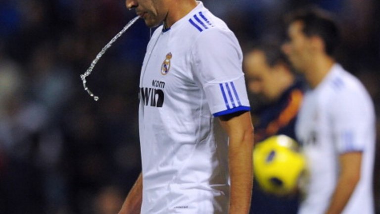 Как Бензема заплю „Марсилезата“
През ноември 2015 г. плюенето вкарва в голяма беля френския национал Карим Бензема. Нападателят е титуляр за Реал (Мадрид) срещу Барселона в голямото дерби на Испания. Преди дуела домакините от стадион „Сантяго Бернабеу“ решават да почетат паметта на жертвите от атентатите в Париж с изпълнение на химна на Франция. Но след последните акорди на „Марсилезата“ именно французинът Бензема се изплюва на тревата по най-гнусен начин. Отвратени, неколцина политици призовават футболната централа в Париж да го изключи от националния отбор на Франция, задето заплюл химна. „Действително, тази плюнка не дойде в най-подходящия момент, но Карим отрича всички скандални интерпретации на действието“, заявява адвокатът му Ален Якубович. Но изплюването по никое време въобще не е благоприятно за репутацията на Бензема, срещу когото още преди това се сипят критики, че по време на мачове на Франция отказва категорично да пее „Марсилезата“.