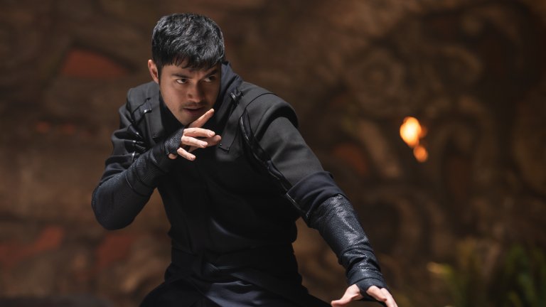 "G.I. Joe: Змийски очи" (Snake Eyes: G.I. Joe Origins)
Премиера: 23 юли
Екшън, нинджи, мечове, престрелки, автомобилни преследвания, малко магически изпълнения... "Змийски очи" отговаря на повечето изисквания за летен хит, но се изправя пред един основен проблем: няма наистина голямо име в актьорския си състав. Предният G.I. Joe филм например разчиташе на муцуната на Скалата върху плакатите...
Трейлърите обаче са горе-долу обнадеждаващи, без да обещават нещо грандиозно: филмът разказва предисторията на мистериозния персонаж Змийски очи, който спасява наследник на японски клан, след което става част от този клан и се изправя срещу най-големите им врагове - терористите от "Кобра".
Нито един от предните G.I. Joe филми не беше някакъв огромен финансов хит, но все пак изкараха достатъчно, че да се стигне до тази самостоятелна история. Въпросът, който стои на дневен ред, е жадни ли са зрителите за киноизживяване с посочените в началото елементи.