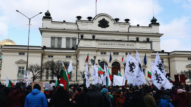 Протестиращи опитаха да влязат в парламента