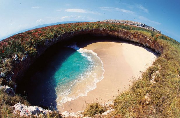 Скритият плаж на островите Мариета, Мексико, е изцяло обграден от малък кръгъл залив. Смята се, че тази уединена пясъчна ивица се е образувала преди десетилетия, когато е била използвана за военни обучения с експлозиви от мексиканското правителство