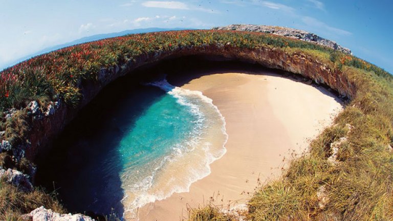 Скритият плаж на островите Мариета, Мексико, е изцяло обграден от малък кръгъл залив. Смята се, че тази уединена пясъчна ивица се е образувала преди десетилетия, когато е била използвана за военни обучения с експлозиви от мексиканското правителство