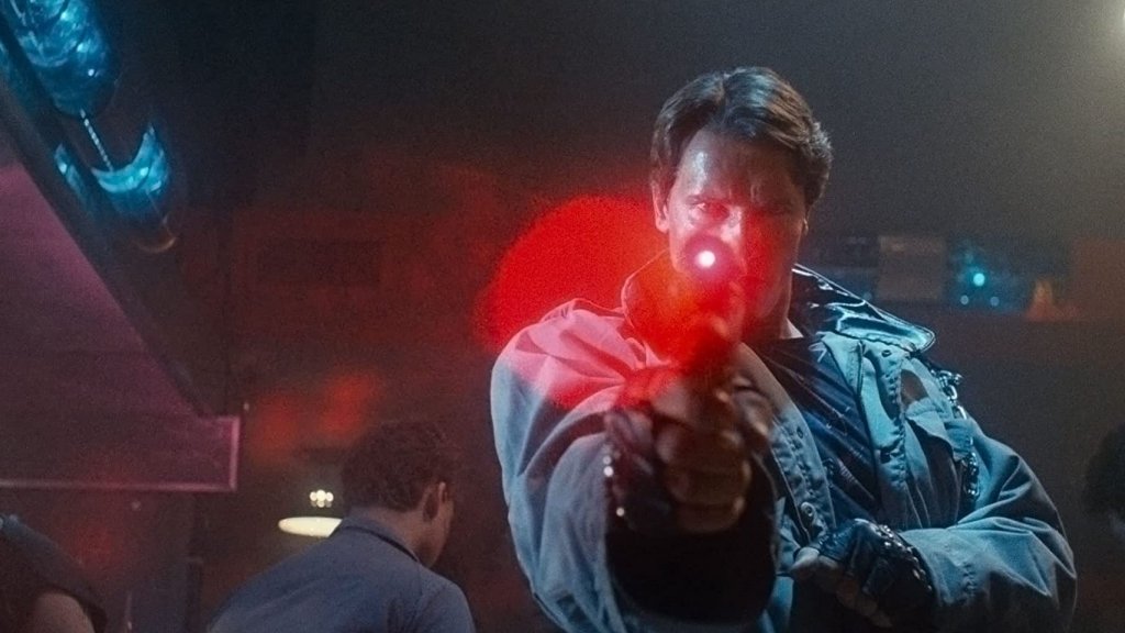 "Терминаторът" (The Terminator)Година:1984Едва ли можем да кажем нещо ново за филма на Джеймс Камерън, който превърна Арнолд Шварценегер в истинска звезда. Фатално обаче се доближаваме до 2029-а - годината, от която неговия герой е изпратен в миналото, за да убие Сара Конър, преди тя да стане майка на глобалния лидер на човечеството.  Това донякъде ни кара и да се забавляваме с представата, която киното през 80-те създава за 20-те години на следващия век: киборги с инфрачервени очи, програмирани за убиване. Въпреки това филмът остава еталон в областта на екшъна със сайфай елементи и известни нюанси на хоръра, заради което вероятно държи и рейтинг от 100% одобрение в Rotten Tomatoes.