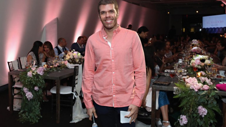 Перез Хилтън 
Перез Хилтън (да, това е прякорът му) е страстен почитател на максимата, че лоша реклама няма. Той се прочува с блога си, в който язвително обсъжда различни знаменитости и споделя клюки от живота им. Незнайно как стратегията му сработва – в момента Перез е чест гост на червения килим, нищо, че е известен с това, че е известен.