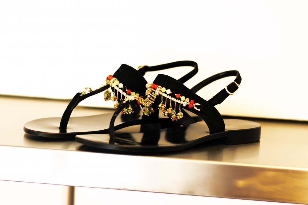 Сандали с етно мотивиЗа поредна година на мода излизат сандалите с шарени етно елементи, които да привличат погледа към стъпалата. Добре дошли са всякакви мъниста, камъчета, пискюли и ресни, стига да не правят ходенето невъзможно, разбира се.