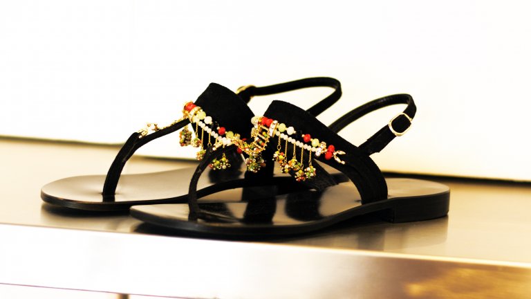 Сандали с етно мотивиЗа поредна година на мода излизат сандалите с шарени етно елементи, които да привличат погледа към стъпалата. Добре дошли са всякакви мъниста, камъчета, пискюли и ресни, стига да не правят ходенето невъзможно, разбира се.