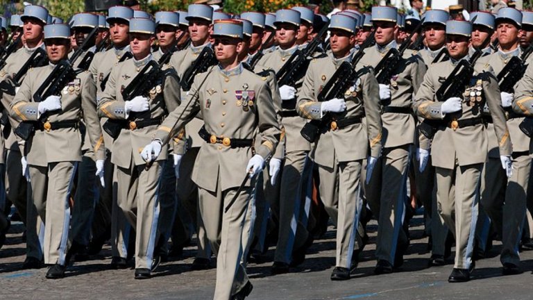 5. Франция
На служба във френската армия са зачислени 387 635 души, от които 204 000 са на активна служба. Тя разполага с общо 1305 самолета и вертолета, като 296 са изтребители, 284 щурмоваци, 662 транспортни самолета, 283 тренировъчни самолета, 610 хеликоптера, от които 49 са бойни. Сухопътните сили на Франция разполагат с 406 танка, 6863 бронирани бойни машини, 325 самоходни артилерийски установки, 233 оръдия и 44 ракетни установки. Френските военноморските сили включват общо 118 кораба, като в тях се включват 4 самолетоносачи, 11 фрегати, 4 разрушители, 10 подводници, 17 патрулни кораба и 18 миночистачи. Бюджетът за отбрана на Франция възлиза на 35 000 000 000 долара.