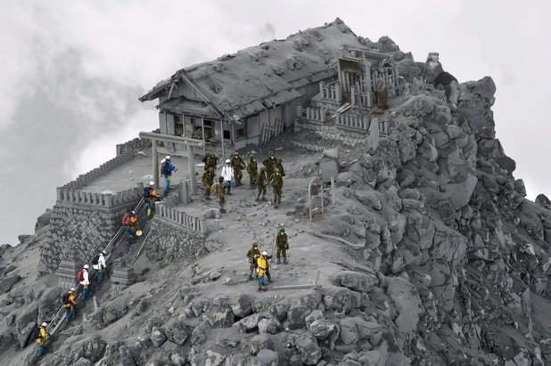 Храм, покрит със сажди след изригването на вулкана Онтаке, Япония

Снимка: media.jrn.com