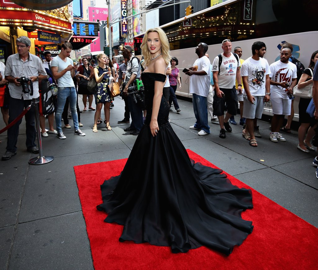 Фигурата на Скарлет е поставена на червения килим