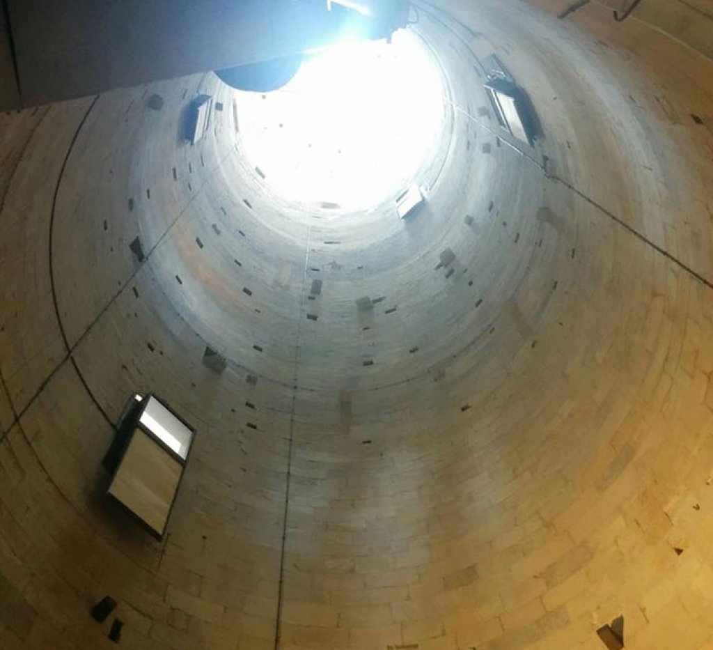 Наклонената кула в Пиза, погледната отвътре