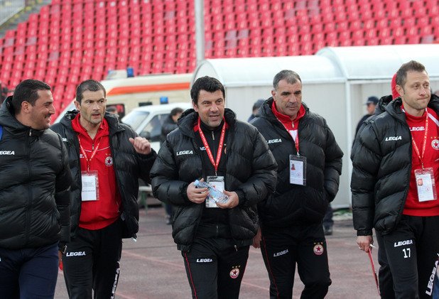 Галин Иванов, Владо Манчев и останалите от новия треньорски щаб са поставени на гилотината. В такава ненормална обстановка няма начин да успеят.