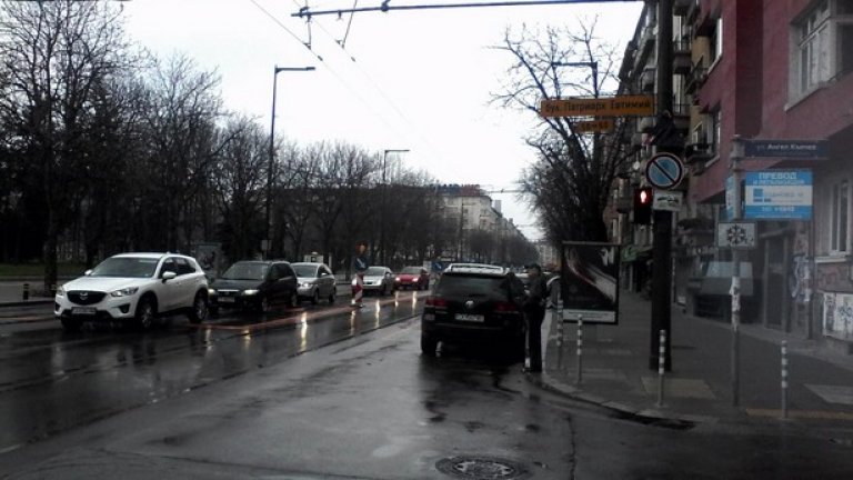 Във Facebook Петко Карамочев призовава Столична община към спешно отваряне за движение на автомобили по ул. "Хан Аспарух" и ул. "Петър Парчевич" в пресечките с бул. "Витоша" и връщане на оригиналната посока на движение по тези улици, както и постоянно присъствие и мониторинг от страна на КАТ, докато тече строежът на метрото.