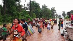 Стотици в неизвестност след срутване на язовирна стена в Лаос