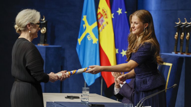 Леонор връчва специална награда на Мерил Стрийп.