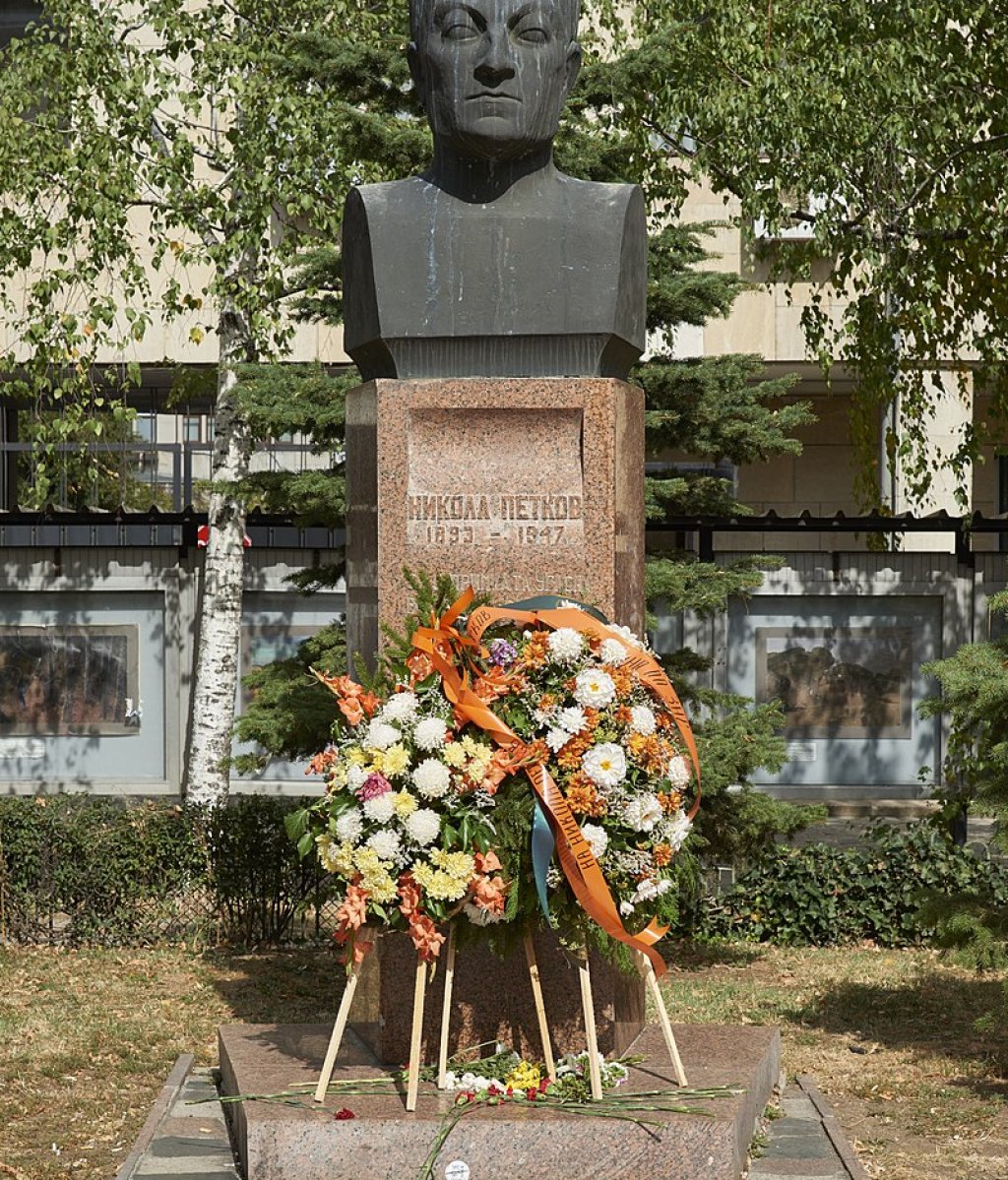 800px-Statue_in_Sofia_03_Nikola_Petkov