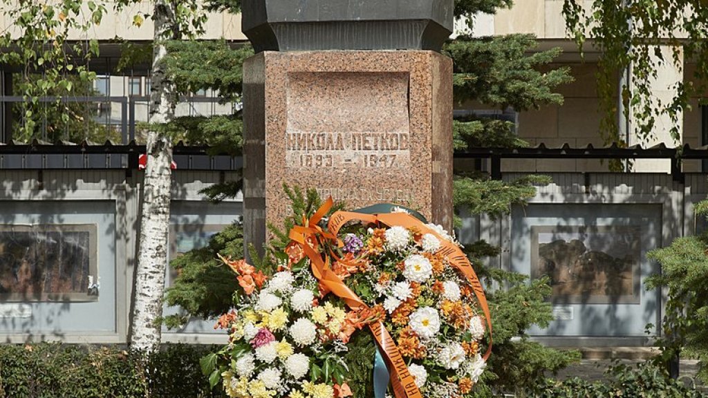 800px-Statue_in_Sofia_03_Nikola_Petkov