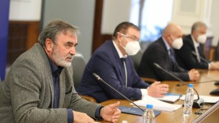 Положението е "Тебе думам, дъще, сещай се, снахо..."
