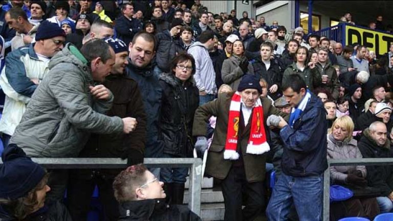 Ливърпул - Евертън. Да, наричат го приятелско дерби, защото в града съществува солидарност, родена след трагедията на "Хилзбъро". И все пак в деня на мача около стадиона няма нищо приятелско. А феновете на двата тима се радват най-много на победа именно в този мач.