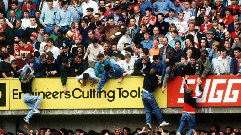 15 април 1989 година Трагедията на „Хилсбъро“ е известна като най-черния ден в историята на английския спорт. 96 фенове на Ливърпул намират смъртта си в Шефийлд, опитвайки се да гледат любимия си отбор и Нотингам Форест в полуфинал за ФА Къп. Секторът за гости на „Хилсбъро“ е бил с капацитет от 2 200 зрители /впоследствие се разбира, че и тази бройка е завишена/ а в него влизат над 3 000 привърженици на Ливърпул. Започва огромна блъсканица, като тези най-отпред до оградата биват смачкани. Някои от феновете са спасени, като са издърпани от хора на горната трибуна. Освен 96-те загинали, още 766 са ранени. И тази трагедия идва само четири години след 39-те жертви на „Хейзъл“ в мача между Ливърпул и Ювентус.