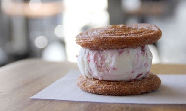 8. Сандвич-сладолед между чурос

В Лос Анджелис се ражда идеята за сладолед между две "чурос" - латиноамерикански вид сухи еклери.