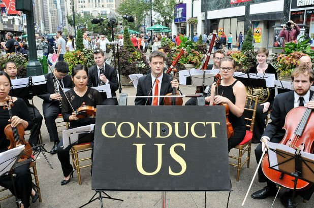 Оркестърът на Карнеги Хол се е разположил в центъра на Ню Йорк за инициативата "Дирижирай ни", в която всеки минувач имаше възможността да се изяви като диригент на музикантите