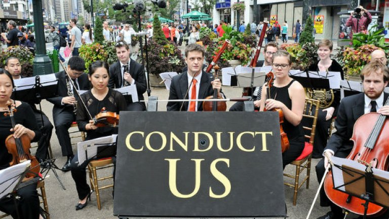 Оркестърът на Карнеги Хол се е разположил в центъра на Ню Йорк за инициативата "Дирижирай ни", в която всеки минувач имаше възможността да се изяви като диригент на музикантите