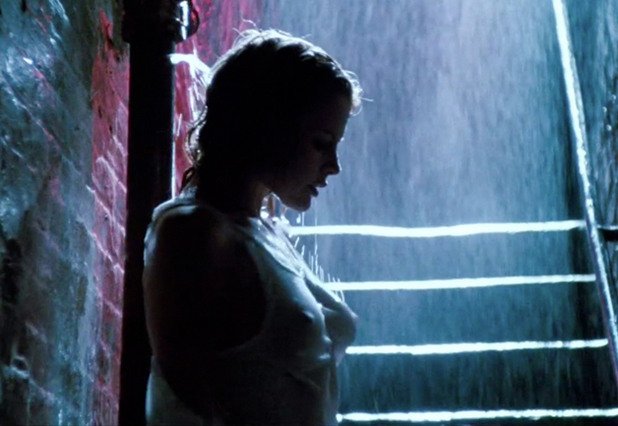 Кадър от "9 седмици и половина" (1986)

 По време на груб секс на стълбите, отблъскващият имидж на Мики Рурк приятно контрастира с гледката на подгизналата от дъжда тениска на Ким Бейсинджър