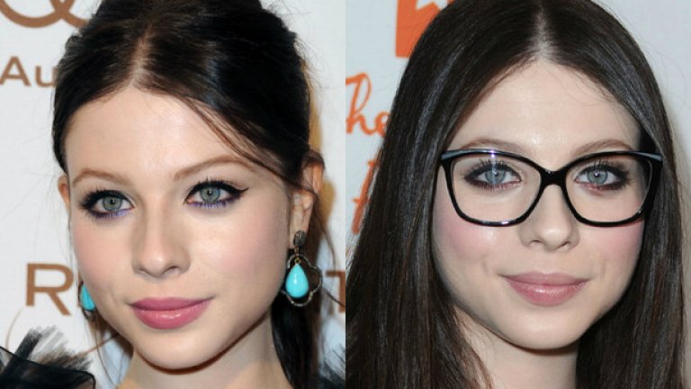 Ретро-рамките слагат акцент върху сините очи на Мишел Трактенбърг