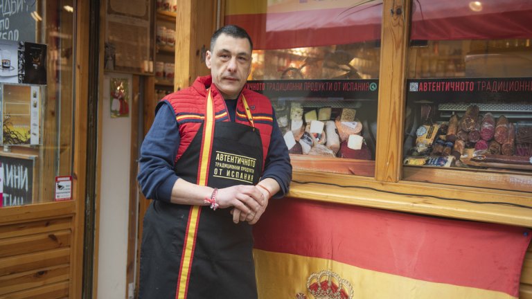Историята за това как българин с фамилията Руски отваря магазин за испански продукти в центъра на столицата започва през 90-те години. Тогава Васил решава да отиде до Мадрид на гости на своя брат, емигрант в Испания и остава седем години.

