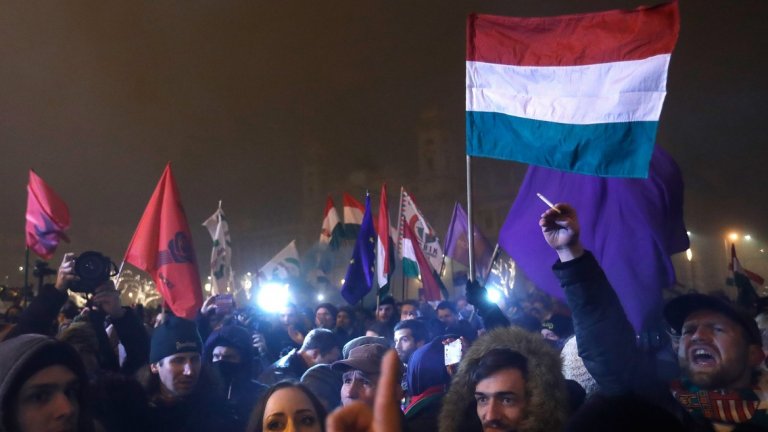 Миналата година в Будапеща се проведоха протести срещу законопроекта за прехвърляне на контрола върху административните съдилища. Тогава критиците на реформата предупредиха, че това ще доведе до политическа намеса в съдебните процеси и ще навреди на законността в страната. 
