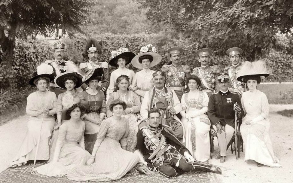 Kralj_i_kraljica_u_krugu_sire_familije
