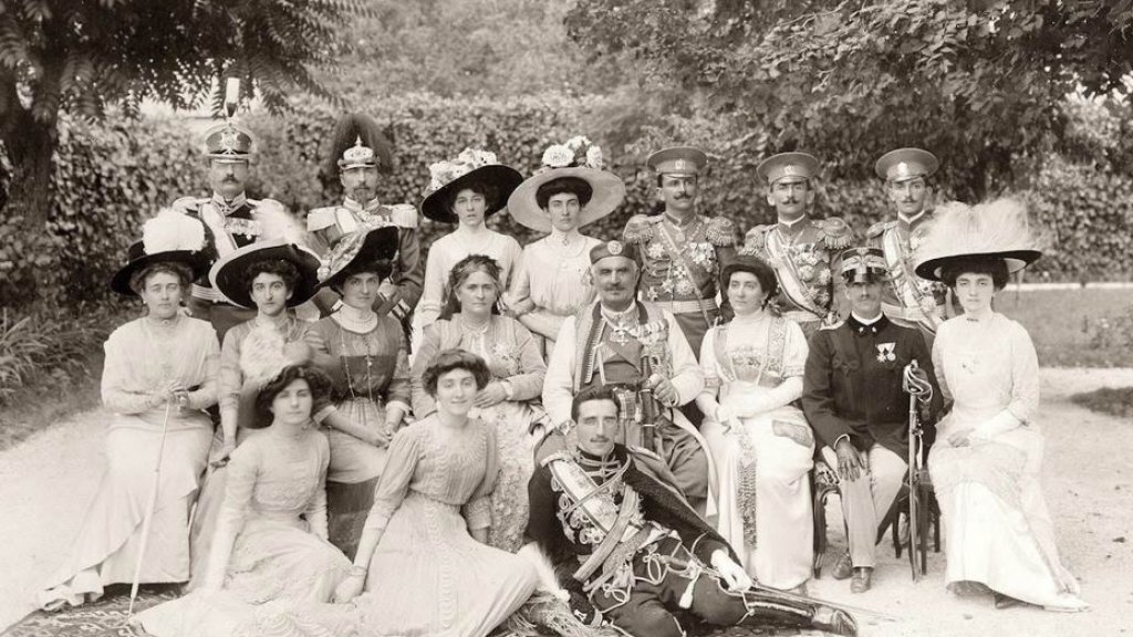 Kralj_i_kraljica_u_krugu_sire_familije