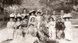 Kralj_i_kraljica_u_krugu_sire_familije