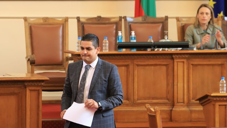 Трифонов отдавна заяви, че неговото място не е като депутат, уточнява Василев