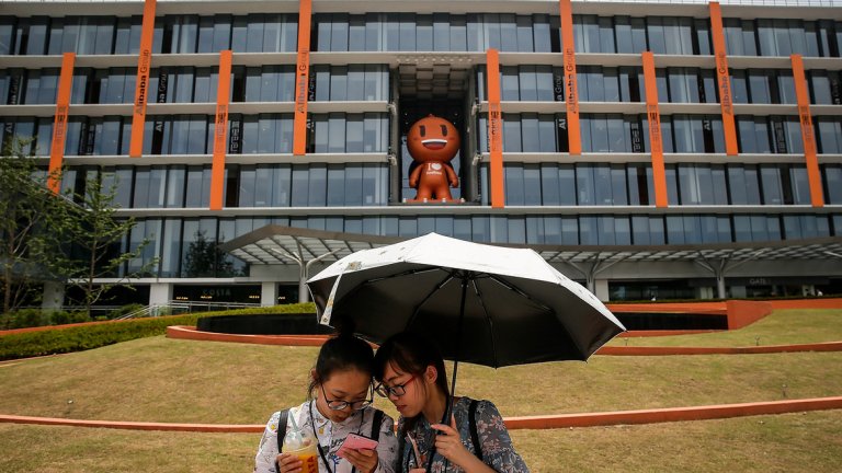 Някои наблюдатели твърдят, че най-големите китайски интернет-платформи - Baidu, Alibaba и Tencent - всъщност започват работа като клонинги на американски компании от сорта на Google и eBay. И това е факт, но през последните години насоката на развитие се променя в съвсем други посоки.
Чат-приложението на Tencent WeChat представлява нещо като комбинация между Facebook, WhatsApp, Tinder, PayPal и Slack в един самостоятелен продукт.