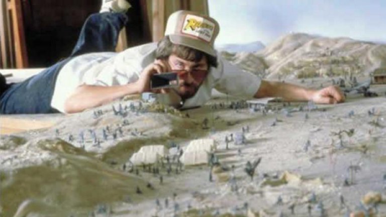 Стивън Спилбърг по време на снимките на първия филм за приключенията на Индиана Джоунс през 1980 година