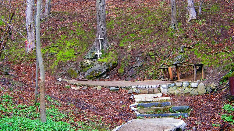 Не са малко хората, които вярват, че ако пият или се измият с вода от аязмото на манастира, до което се стига през малък мост над река Габровница, това ще им даде здраве и благополучие.