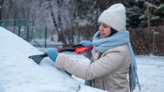 Гореща вода за размразяване на прозорците? Категорично не!