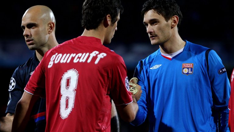 Вратар: Юго Лорис, Тотнъм
Френският страж записа 195 мача с екипа на Лион, преди да бъде купен от Тотнъм. Фактът, че в момента е капитан на „шпорите“ и на френския национален отбор говори красноречиво за качествата на Лорис. По времето си в Лион спечели наградата за вратар №1 цели три пъти.