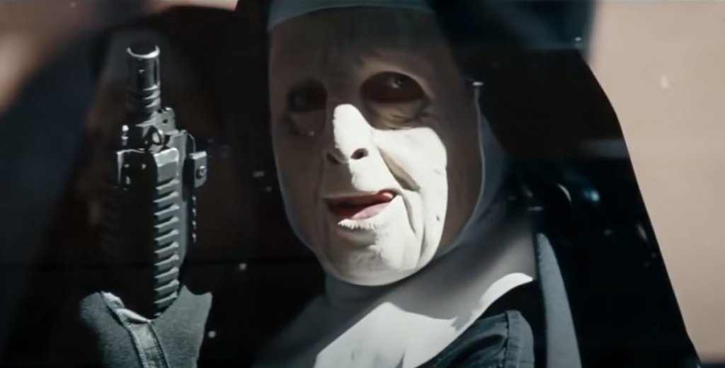 Обирджиите, вдъхновени от "Градът"
Филмът "Градът" (The Town, 2010 г.) с Бен Афлек разказва за група престъпници от Бостън, които използват различни маски и костюми - на монахини, полицаи и скелети - за да извършват своите обири. 
Видяното на екрана очевидно вдъхновява петима души, арестувани през 2011 г. в Ню Йорк. Те използват редица от нещата, които са видели героите на Афлек и Джеръми Ренър да правят във филма, сред които спиране на тока на местата, които обират, и използването на миньорски начелници, за да си светят в тъмното. По данни на The Hollywood Reporter групата е задигнала над 200 хиляди долара от обиране на магазини за преоценени стоки и ресторанти, преди белезниците да щракнат около ръцете на нейните членове.
Друг престъпник, задържан в банка в Чикаго, дори е в костюм на монахиня - досущ като героите от филма.