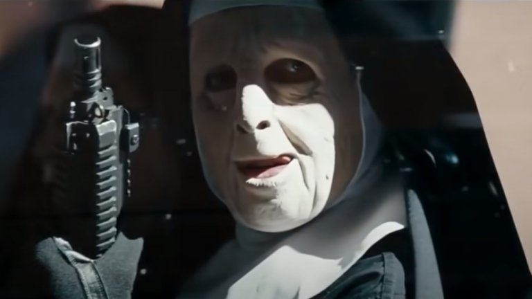 Обирджиите, вдъхновени от "Градът"
Филмът "Градът" (The Town, 2010 г.) с Бен Афлек разказва за група престъпници от Бостън, които използват различни маски и костюми - на монахини, полицаи и скелети - за да извършват своите обири. 
Видяното на екрана очевидно вдъхновява петима души, арестувани през 2011 г. в Ню Йорк. Те използват редица от нещата, които са видели героите на Афлек и Джеръми Ренър да правят във филма, сред които спиране на тока на местата, които обират, и използването на миньорски начелници, за да си светят в тъмното. По данни на The Hollywood Reporter групата е задигнала над 200 хиляди долара от обиране на магазини за преоценени стоки и ресторанти, преди белезниците да щракнат около ръцете на нейните членове.
Друг престъпник, задържан в банка в Чикаго, дори е в костюм на монахиня - досущ като героите от филма.