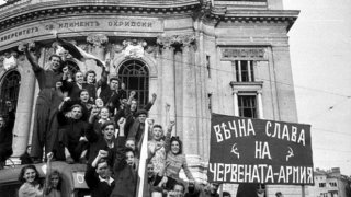 Само издръжката на Червената армия, която окупира България, струва към днешна дата милиарди левове, без да броим всичко заградено и издевателствата над населението