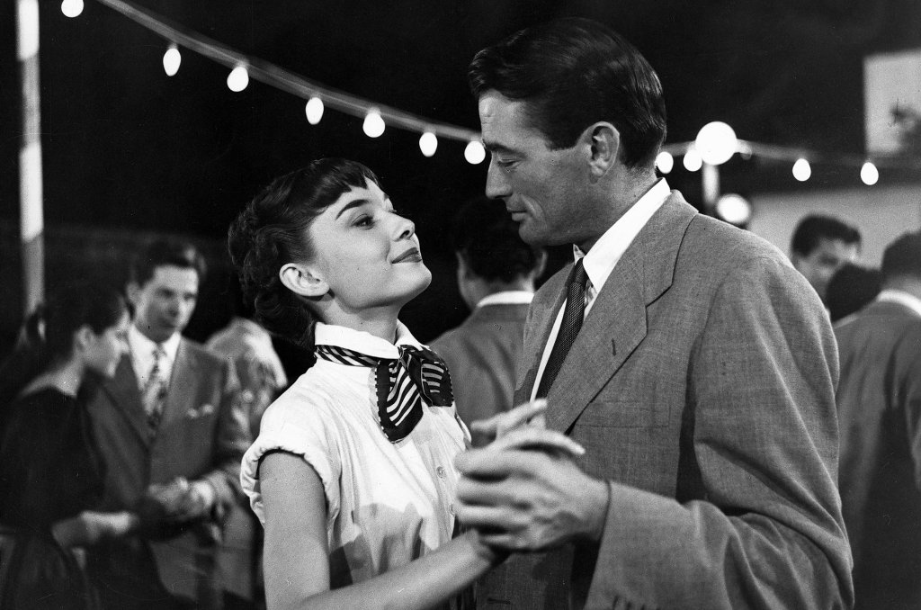 \"Ваканция в Рим\" (Roman Holiday, 1953)
„Ваканция в Рим“ е същинско пътешествие до Италия в компанията на Одри Хепбърн и Грегъри Пек.Тя е принцеса, която е в Рим на официално посещение, но спортен журналист (Пек) е нейното бягство от рутината и двам